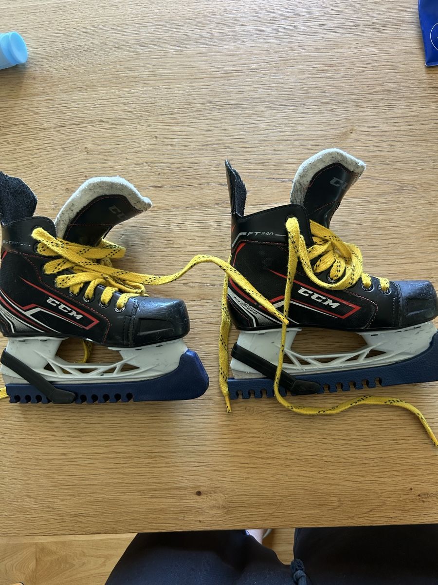 Ccm Pattini da ghiaccio: Eishockeyschlittschuhe CCM Grösse 32 – Usato da Muri b. Bern venduto da Eggbank 1