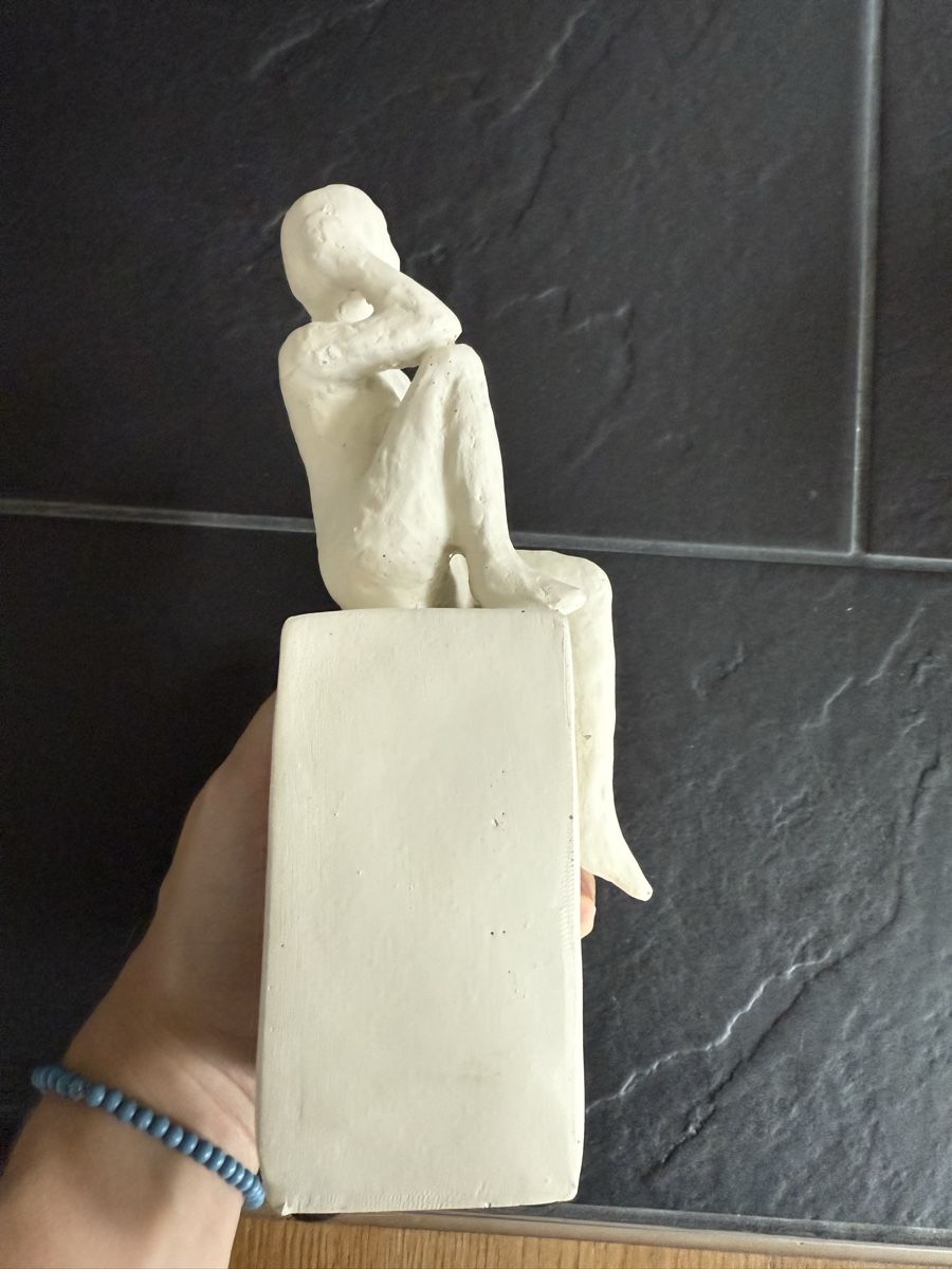 Statuette: Weisse Deko-Figur "Sitzende Frau" – Nuovo (secondo la descrizione) da Neuhausen venduto da DELY 3