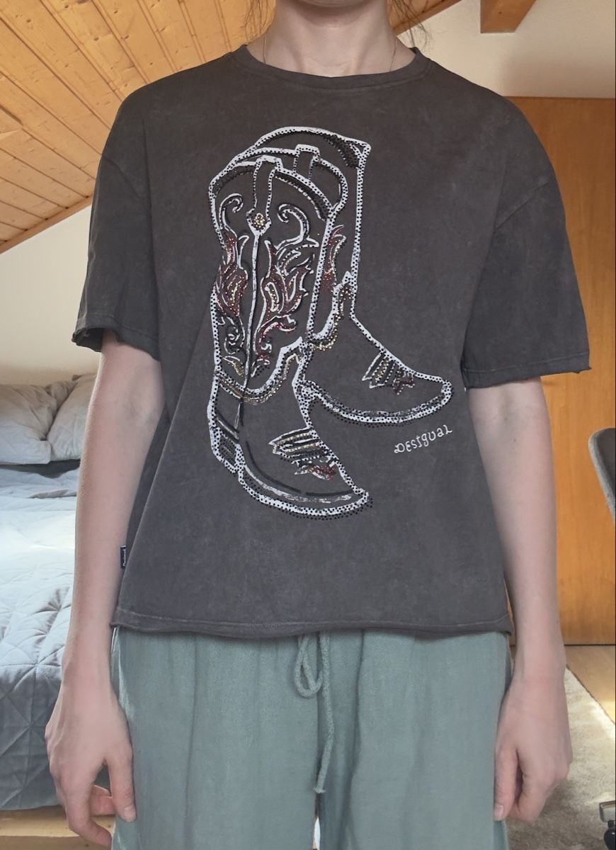 Desigual T-shirt: Desigual T-shirt Boots Strass Oversize T.M – Usato da Vuippens venduto da Anna_as