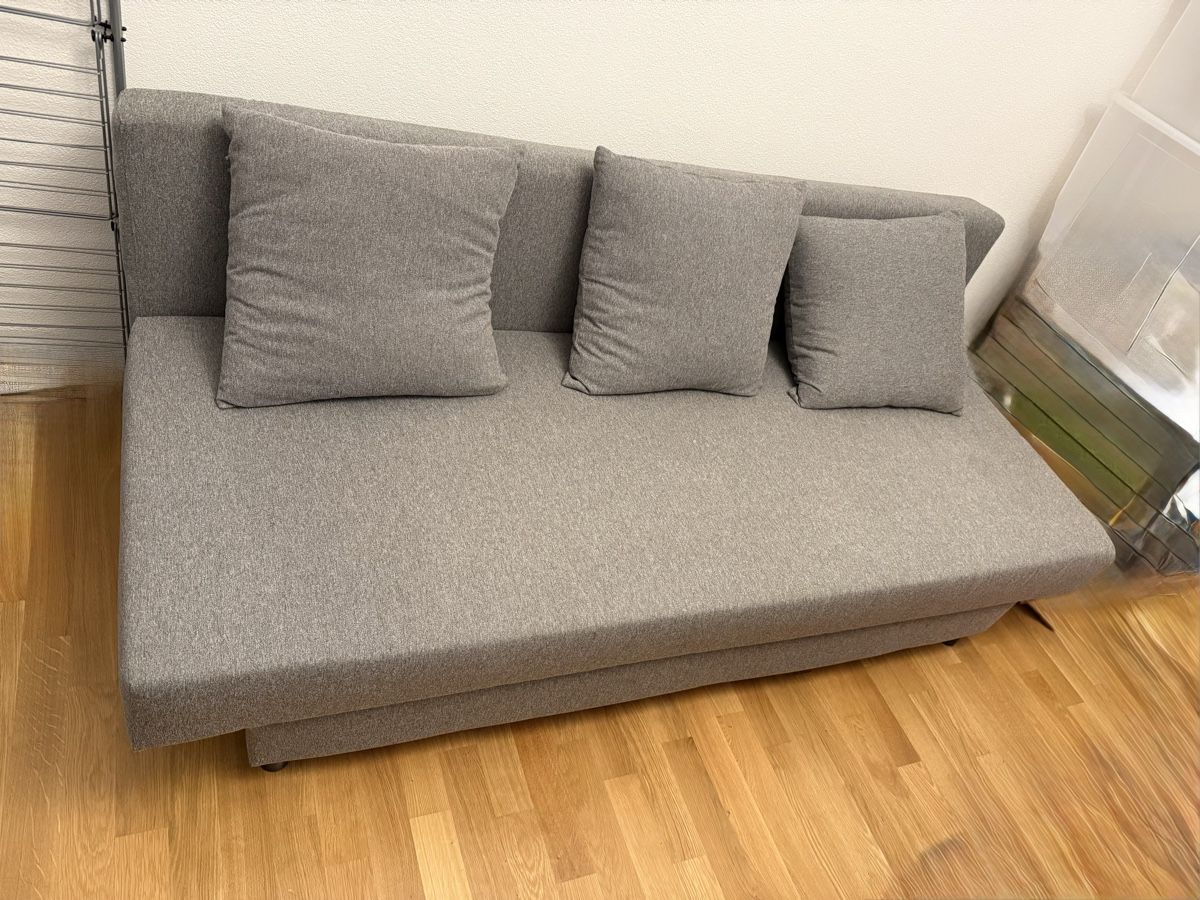Divani: Divano letto grigio chiaro con 3 cuscini - Affare! – Usato da Grono venduto da val_997r 1