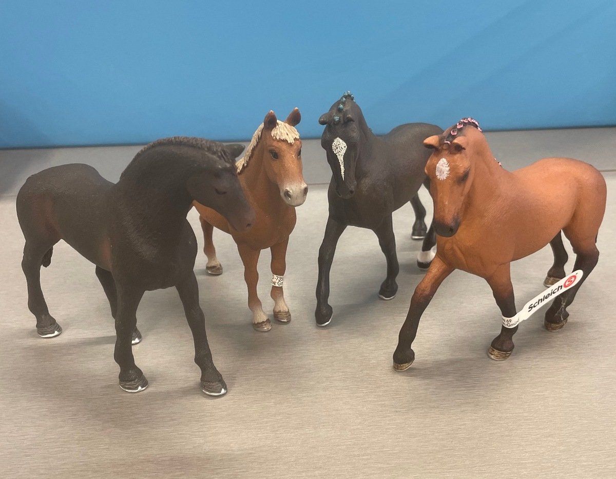 Schleich Spielzeuge: Schleich 2 Turnierpferde und 2 andere Pferde – Gebraucht aus Sirnach von sagrotin