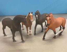 Schleich 2 Turnierpferde und 2 andere Pferde