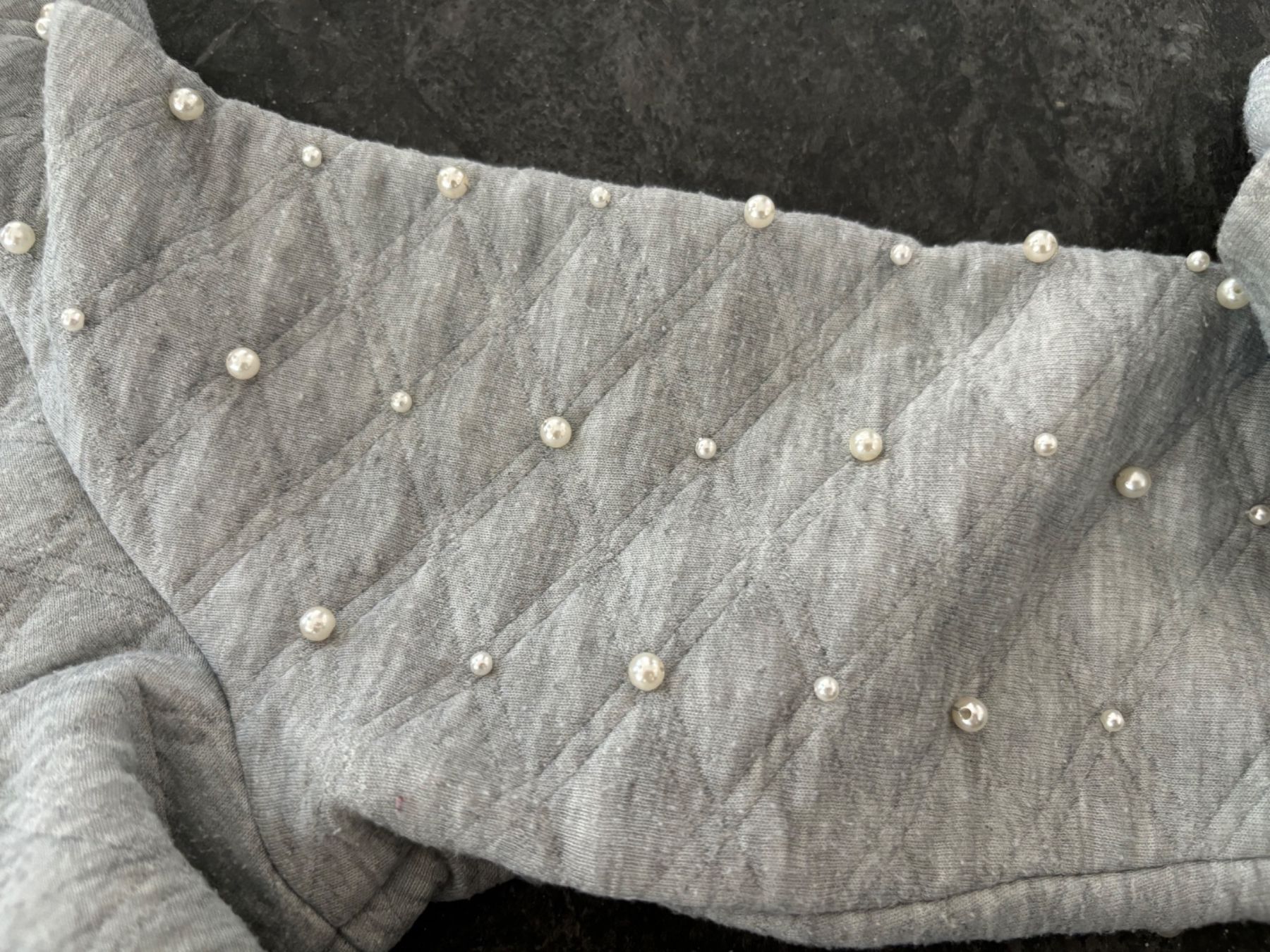 Pullover & Sweatshirts: Pullover - grau mit stylischen Perlen -  Gr. S – Gebraucht aus Stadel von Chanel_5 1