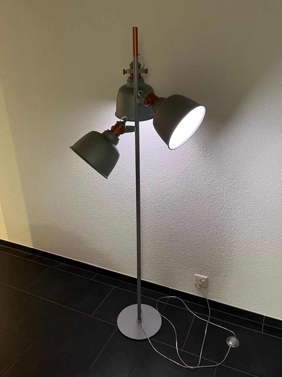 Lampade: Stehlampe Grau mit 3 Lampenschirmen – Usato da Bennau venduto da Balabing 1