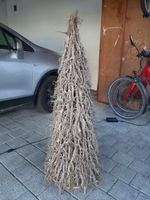 Christbaum ( Weihnachtsbaum ) aus geflochtenen  Ästen