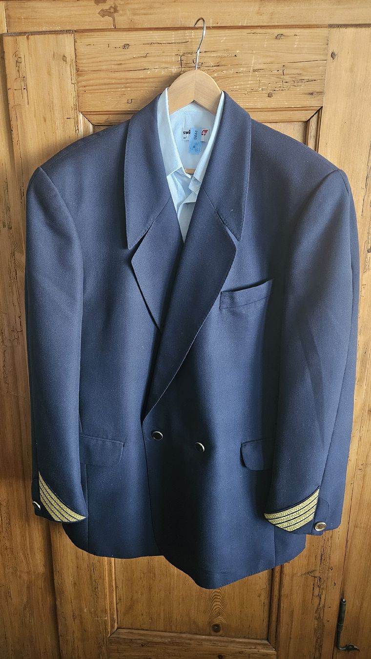 Swissair Uniformi: Swissair Piloten Uniform vintage Grösse 52 – Usato da Ettingen venduto da samiba