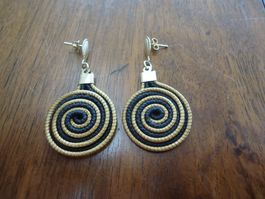 Boucles d'oreille en métal doré et noir