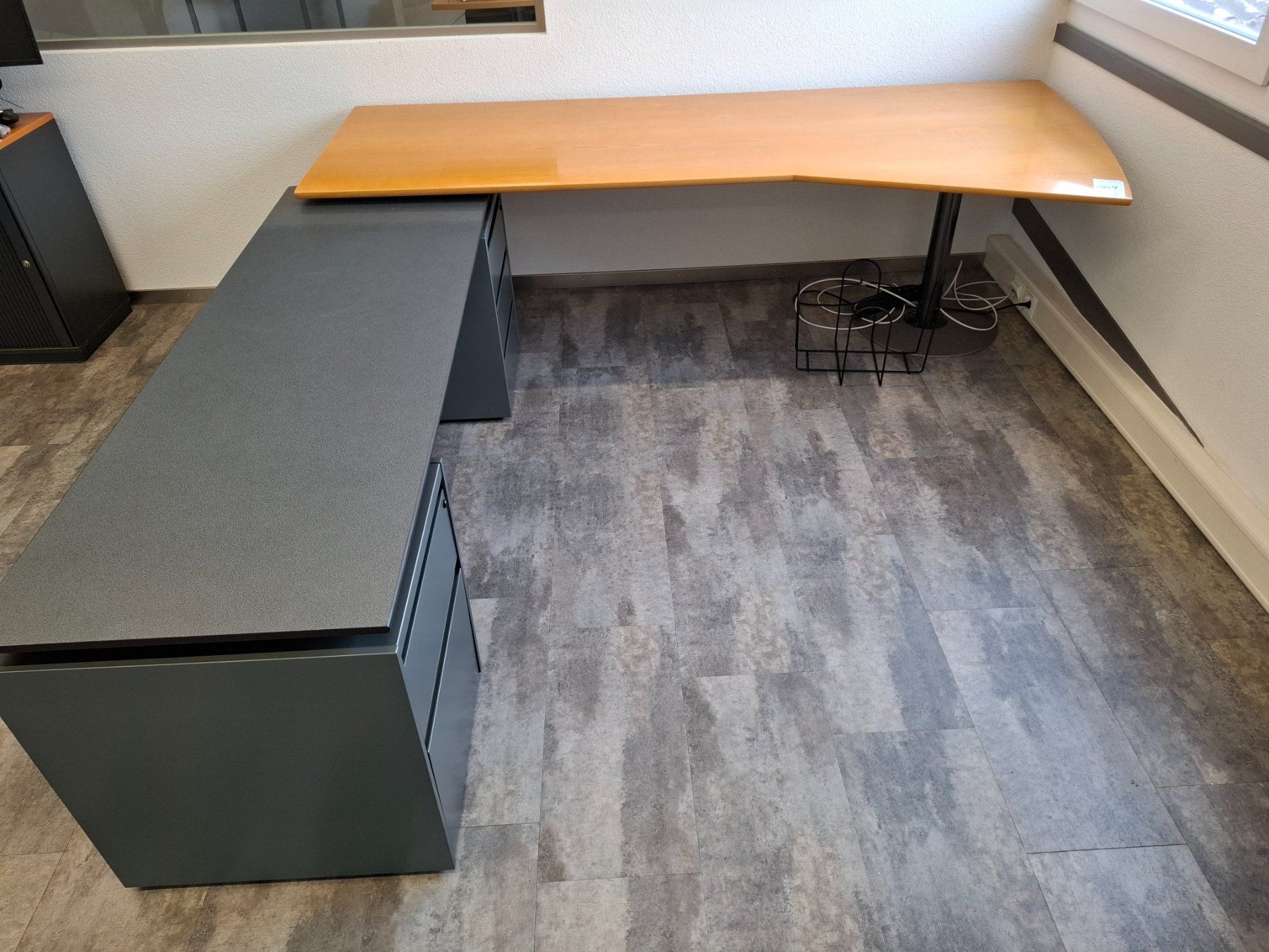 Schreibtische: 004 Eckbürotisch mit 2 Korpusse – Gebraucht aus Derendingen von Meisterstuecke