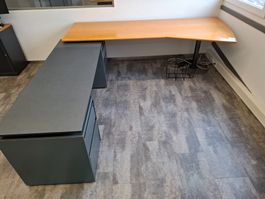 004 Eckbürotisch mit 2 Korpusse