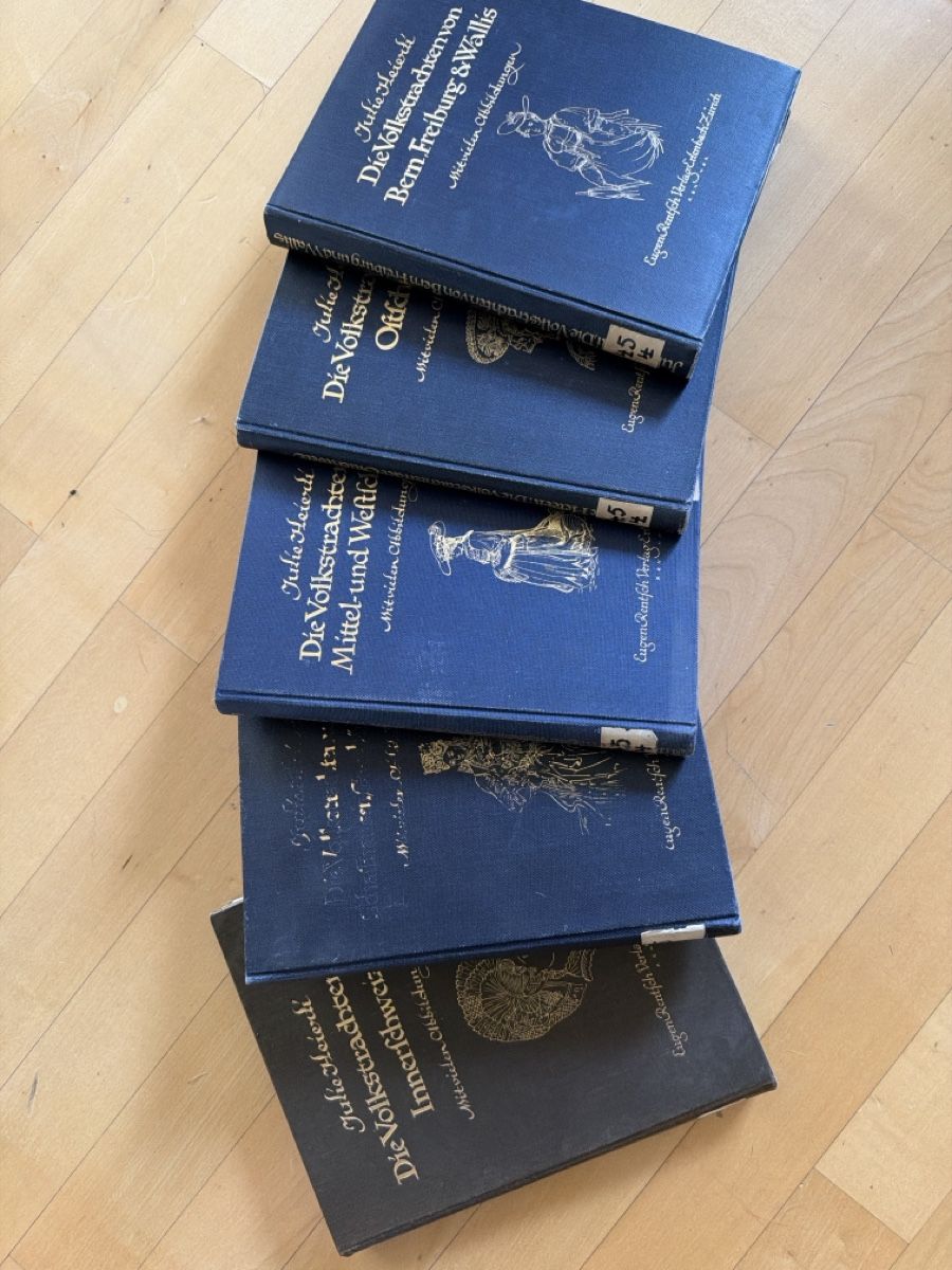 Livres: Trachtenbücher von Julie Heierle – D'occasion à Oeschgen par ann_8b99