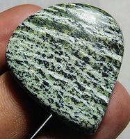 Cabochon L-7246 – Grüner Schweizer Opal 37.20 Karat –30X27X6