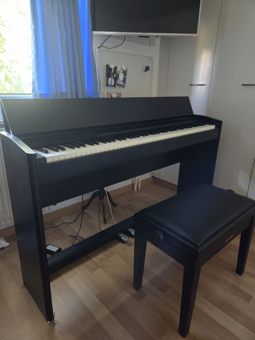 Roland Musikinstrumente: E-Piano mit Stuhl – Neu (gemäss Beschreibung) aus Gossau SG von Jrabsamen 1