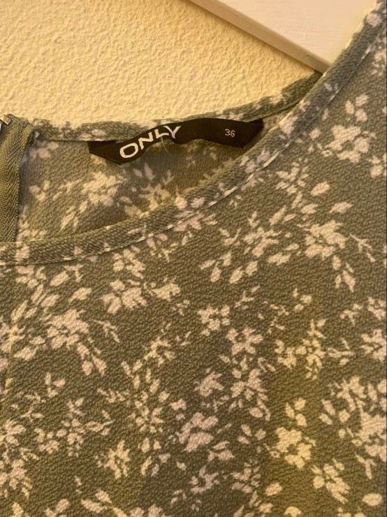 Lotti di vestiti: Kleiderpaket: 3 schöne Blusen – Nuovo (secondo la descrizione) da Roggwil BE venduto da R.. 4