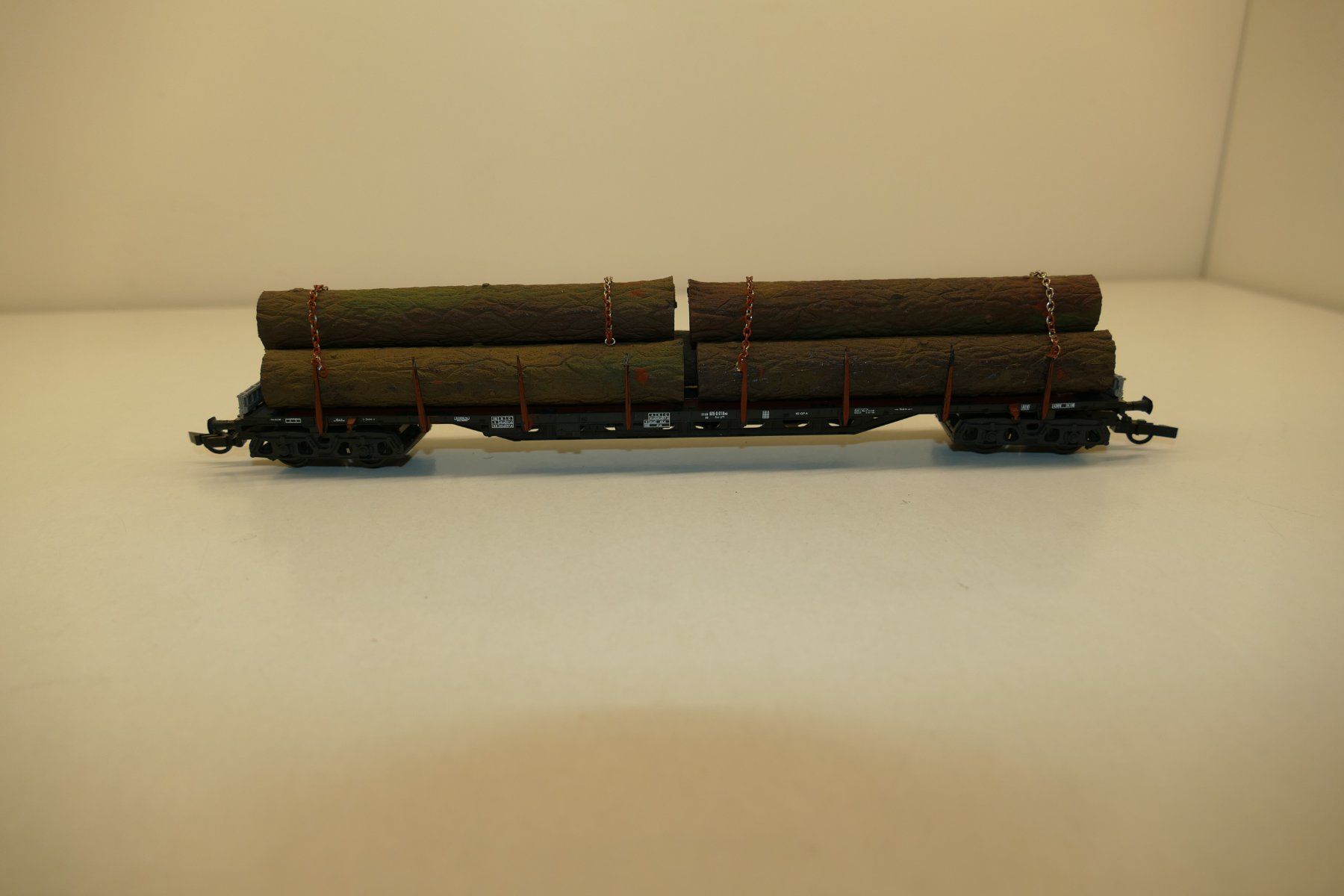 Roco Modellini di ferrovie: Roco H0: DB Flachwagen mit Baumstämmen gealtert – Usato da Niederhasli venduto da rail-duerst 2
