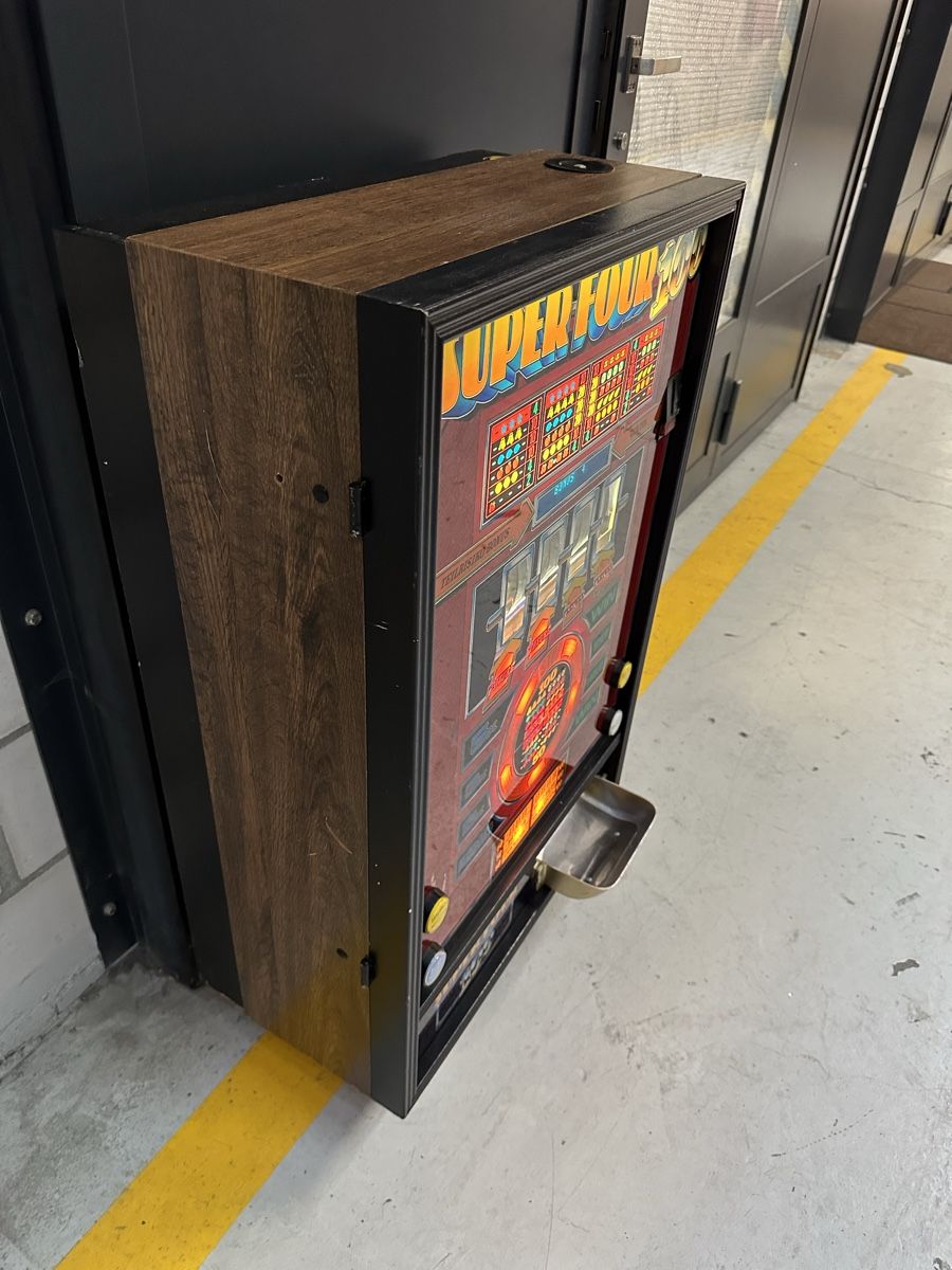 Slot Machine: Geldspielautomat Super Four 100 – Usato da Flawil venduto da flip-tronic 1
