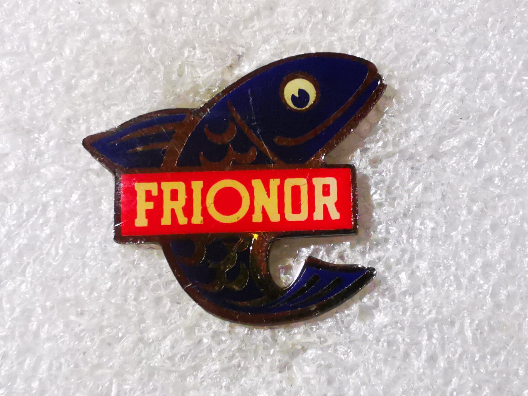 Placchette & Badge: Ansteckpin 16: Frionor – Usato da Oppligen venduto da Pin-Fall-Shop