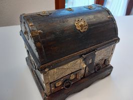 Holzschatulle mit Messingbeschlägen und Schubladen, Antik