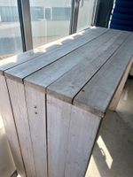 Bar aus weissem lasierten Holz