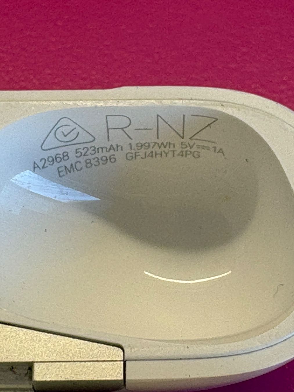 Apple Ladegeräte: Apple AirPods Pro2 charging case (A2968). – Gebraucht aus Lausanne von sil_2dxk 6