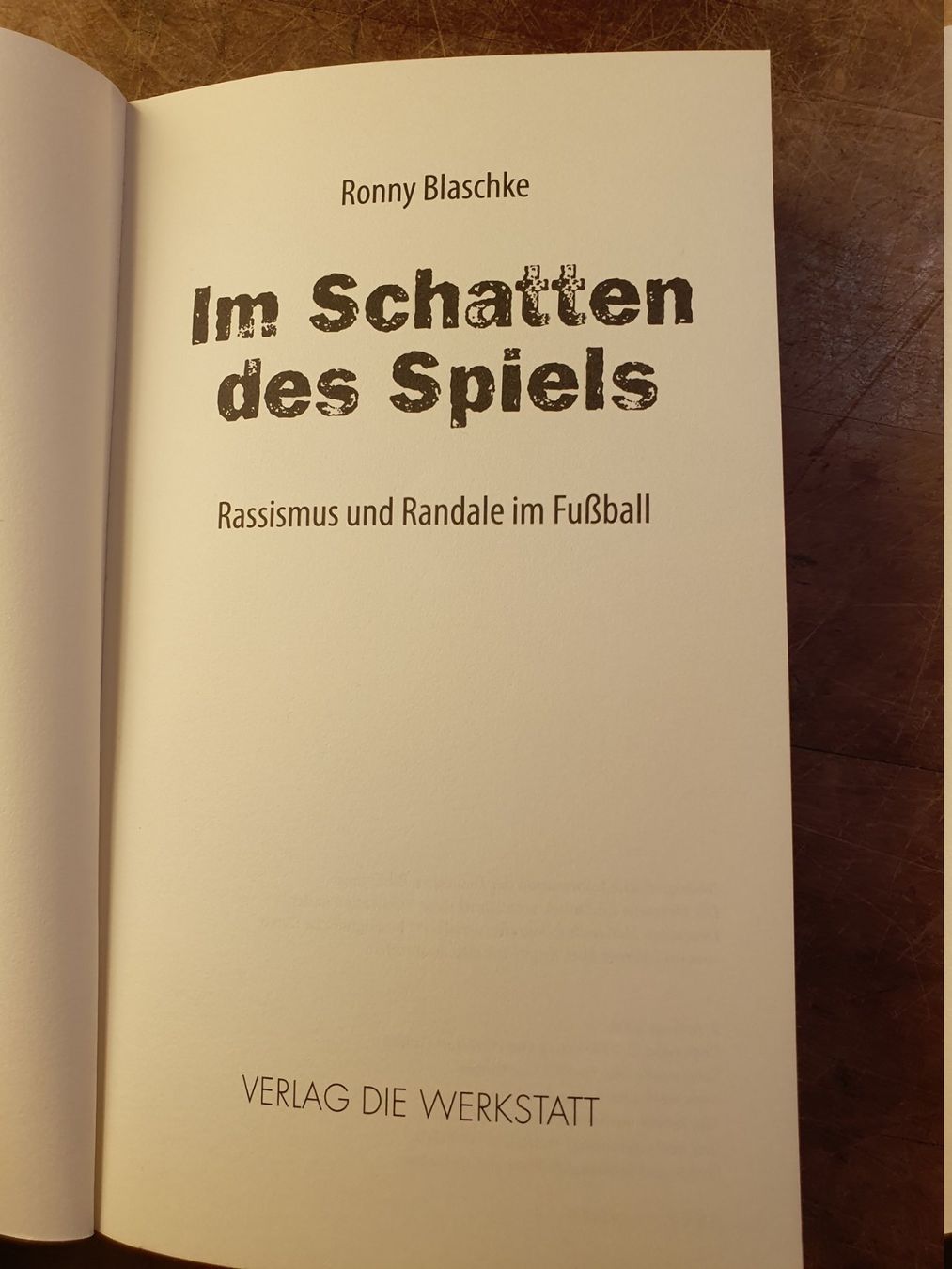 Bücher: Im Schatten des Spiels - Ronny Blaschke – Gebraucht aus Zürich von loosebone 2