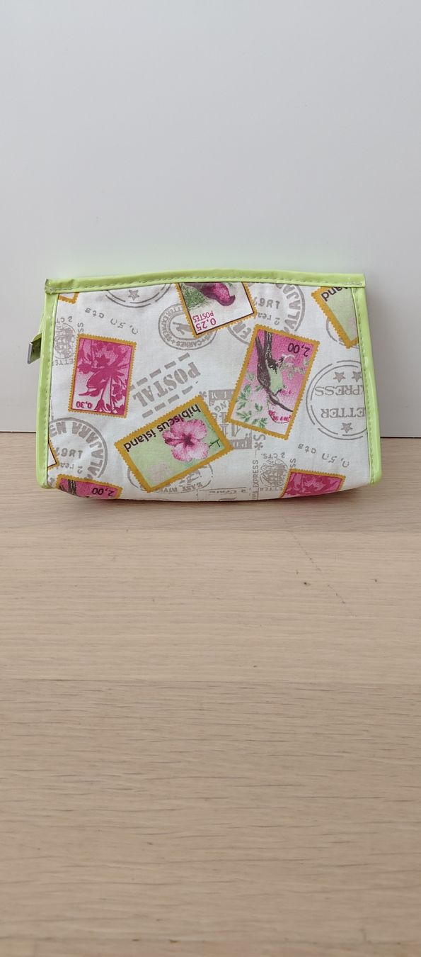 Borse: Necessaire mit Hibiscus und Briefmarken muster – Usato da Schwerzenbach venduto da VityaCrafts 1