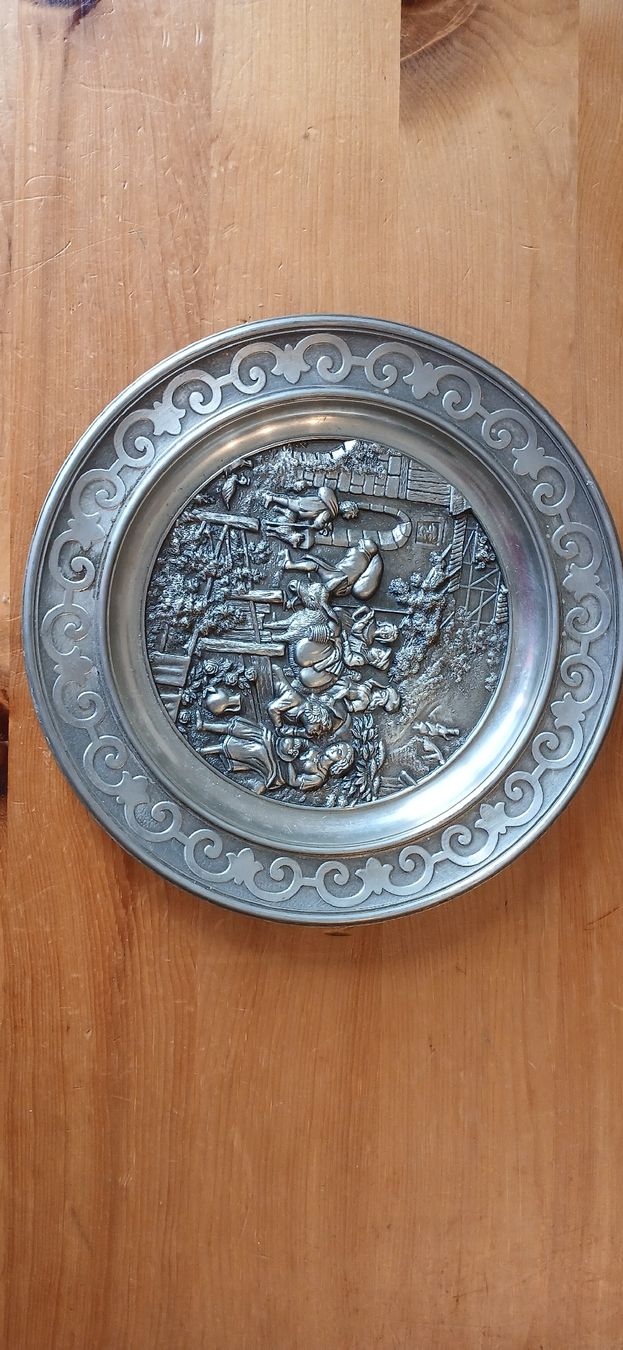 Toutes les décorations: 2 Zinn Teller mit Relief – D'occasion à Maloja par ato85 1