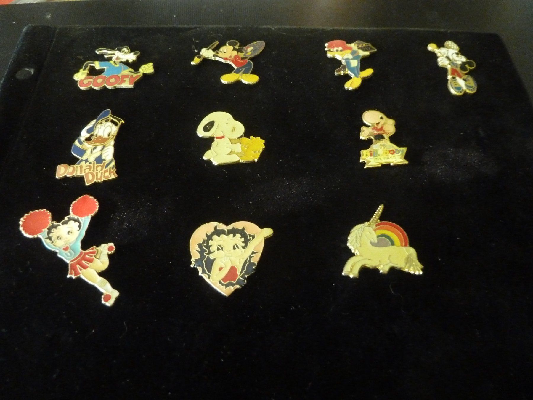 Disney Plaketten & Abzeichen: Micky Maus + Co. Pins 10er Set Figuren Mix – Gebraucht aus Rieden SG von jamilau