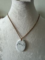 Necklace with white stone pendant new