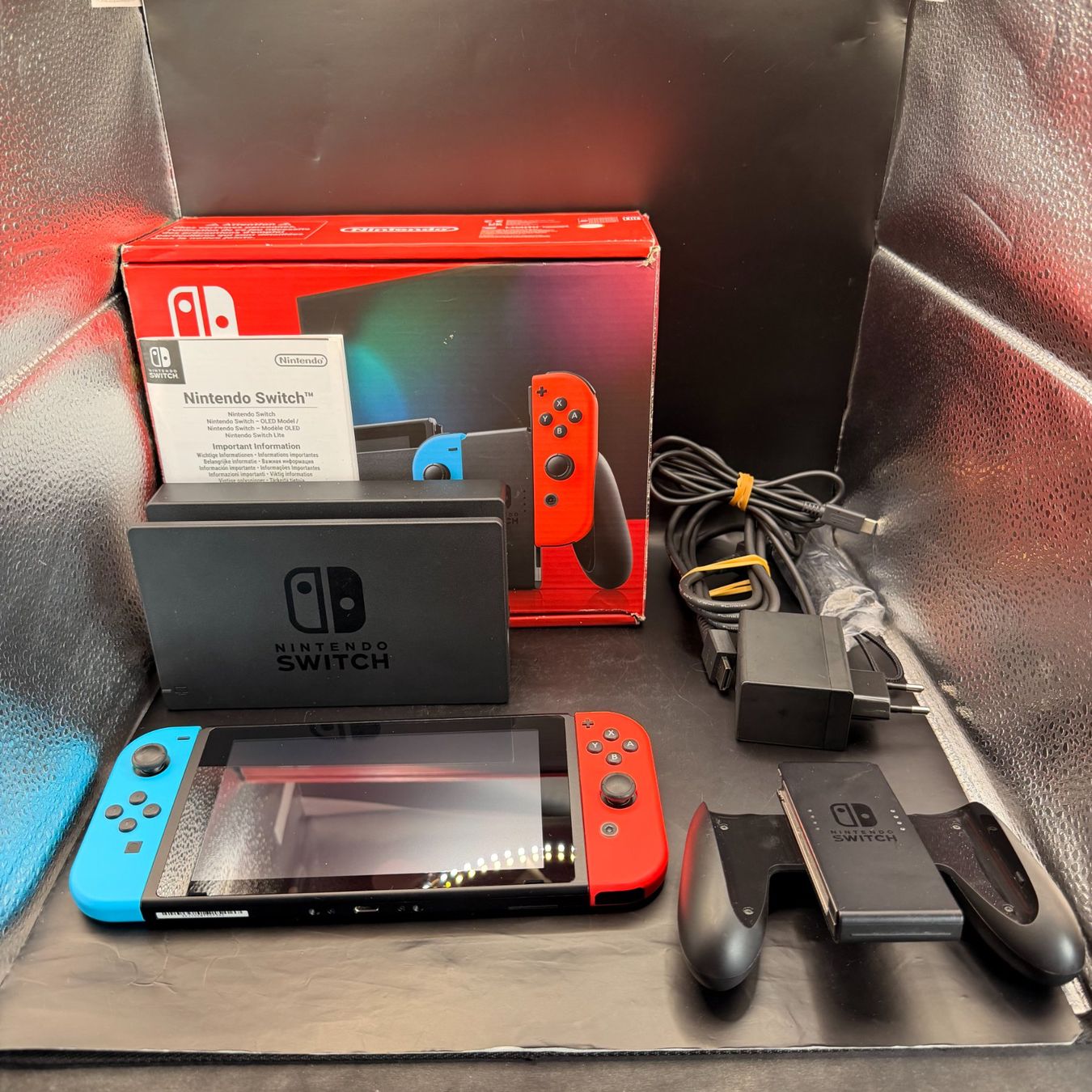 Nintendo Konsolen: Nintendo Switch Konsole Neon Rot/Blau OVP – Gebraucht aus Düdingen von Nerdworld