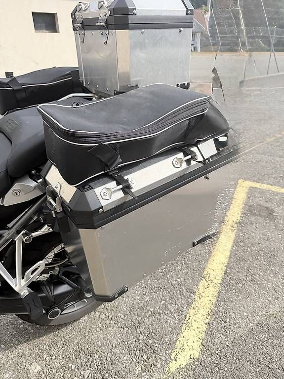 Topcases: Sacs pour valises latérales de moto – D'occasion à Cousset par deb_9rff