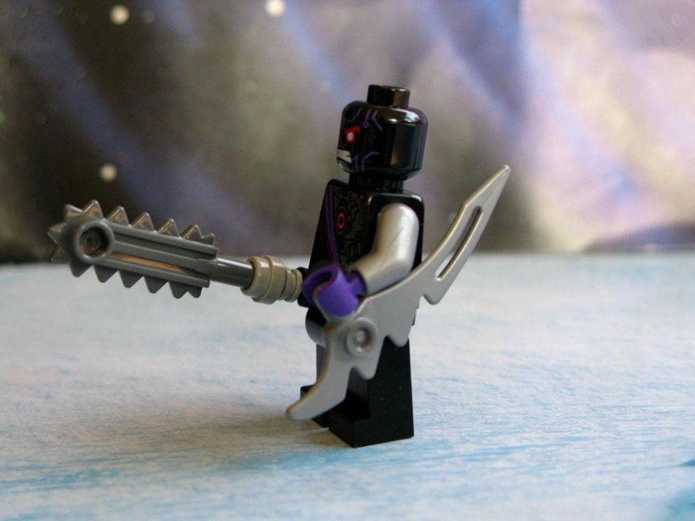Lego Ninjago Minifigur Nindroid mit Waffen (Neu (gemäss Beschreibung ...