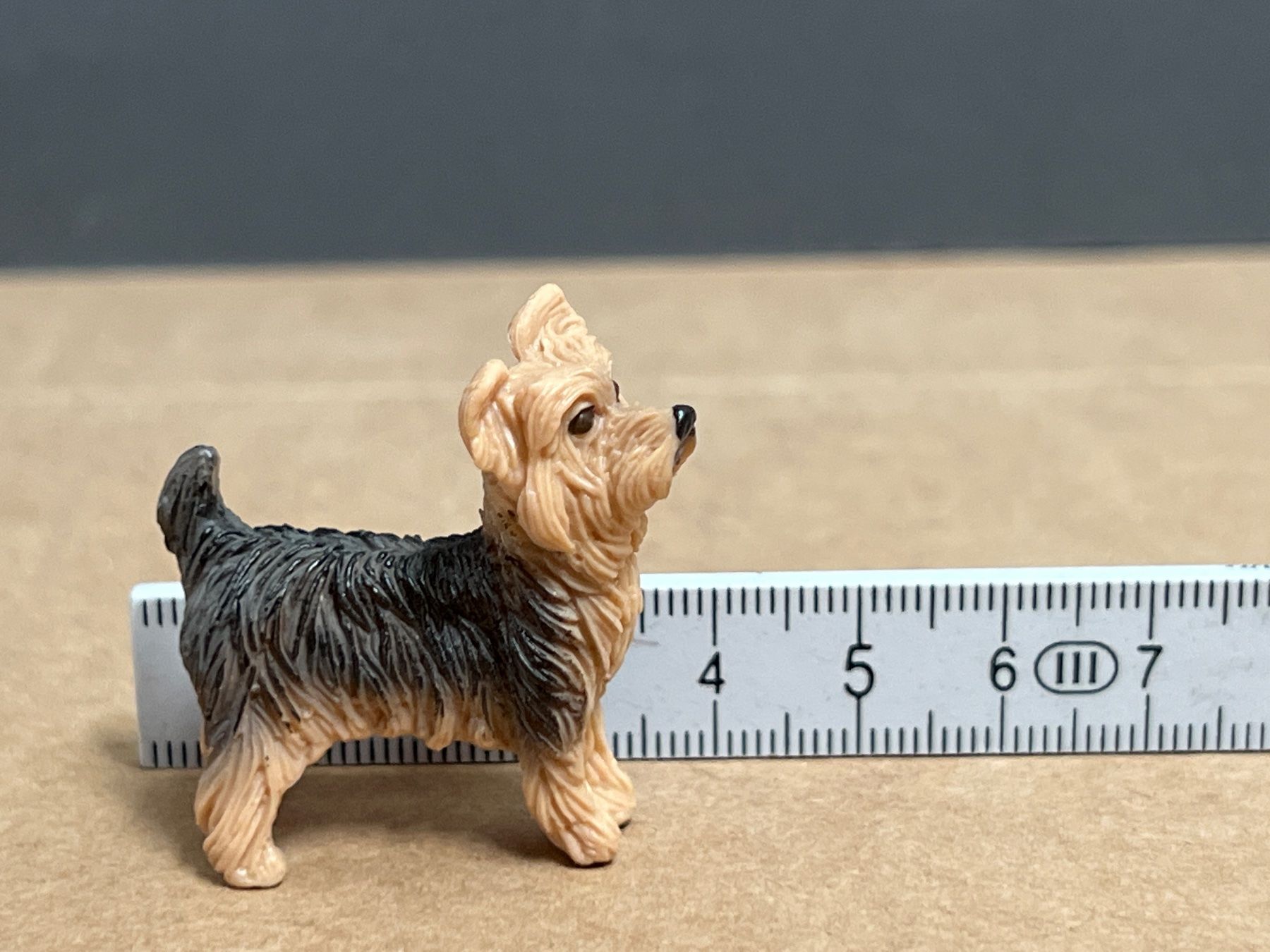 Schleich 13876 Yorkshire Terrier – Detailgetreue Spielfigur, Handbemalt, Für Kinder Ab 3 Jahren (Farm World)