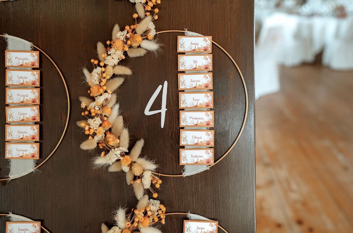 Tutte le decorazioni: Sitzplan Hochzeit Holz mit Trockenblumen – Usato da Möriken AG venduto da Golf_89 2