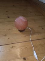 Himalaya Salzlampe Kugelform, warmes Licht für Gemütlichkeit