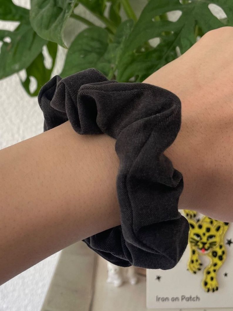 Accessori per capelli: UNIKAT: Schwarzes Handgemachtes Scrunchie, Baumwolle Lyocell – Nuovo e nell'imballaggio originale da Hubersdorf venduto da JanasHeartTreasures 1