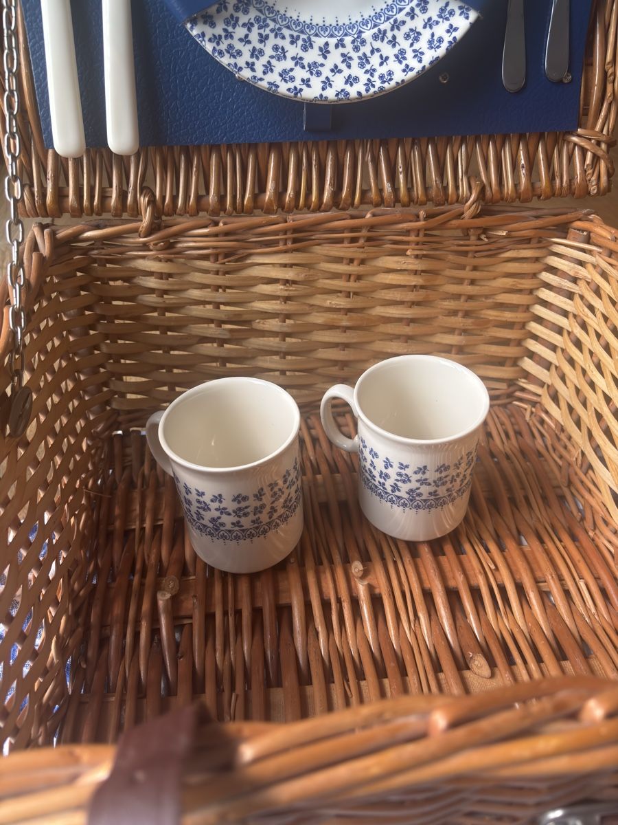 Altro per la casa: Picnic basket with tableware and checkered blanket – Usato da Zürich venduto da lun_cdx7 5