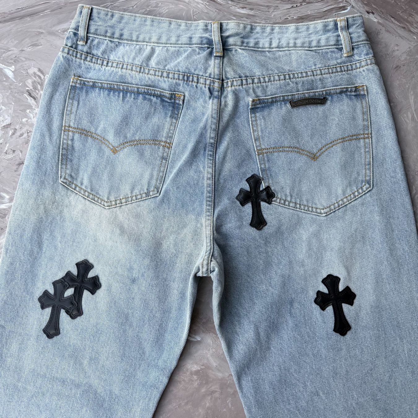Jeans: Jean droit bleu clair patchs croix noires – Usato da Thônex venduto da Suisse.Shopping 2