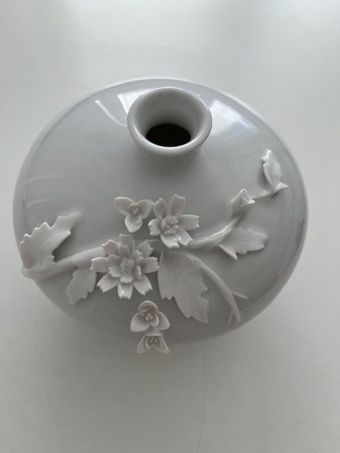 Vasen & Gefässe: Weisse Vase mit Blütenzweig – Gebraucht aus Muri b. Bern von Elfe57