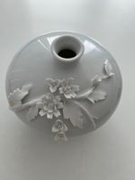 Weisse Vase mit Blütenzweig