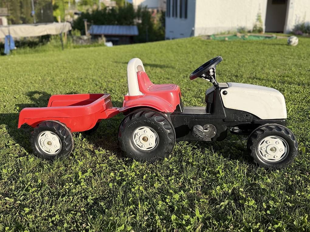Fahrzeuge für Kinder: Spielzeug Traktor mit gratis Anhänger dazu – Gebraucht aus Stäfa von Tschimmen 2