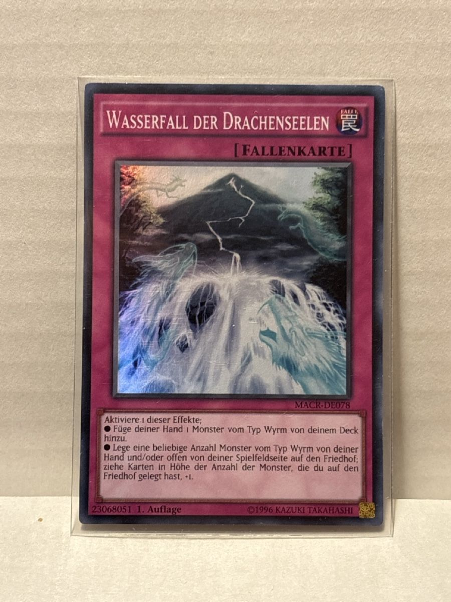 Yugioh Carte collezionabili: Wasserfall der Drachenseelen Fallenkarte MACR-DE078 – Usato da Speicherschwendi venduto da YugisKartenKammer