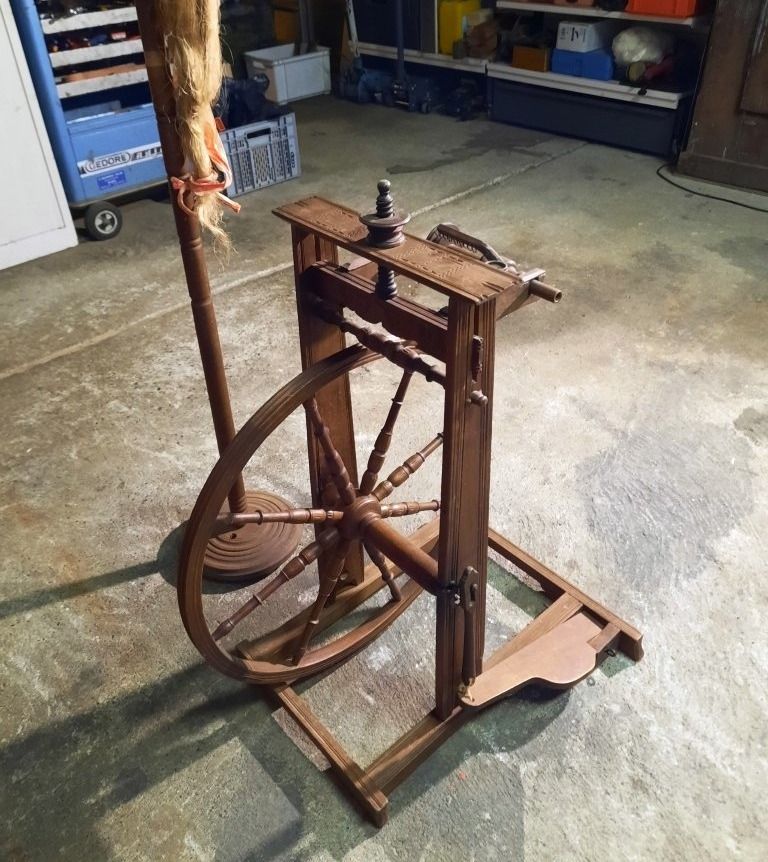 Ruote per filare: Schönes Antikes Holz Spinnrad – Usato da Walterswil SO venduto da Fundort 3