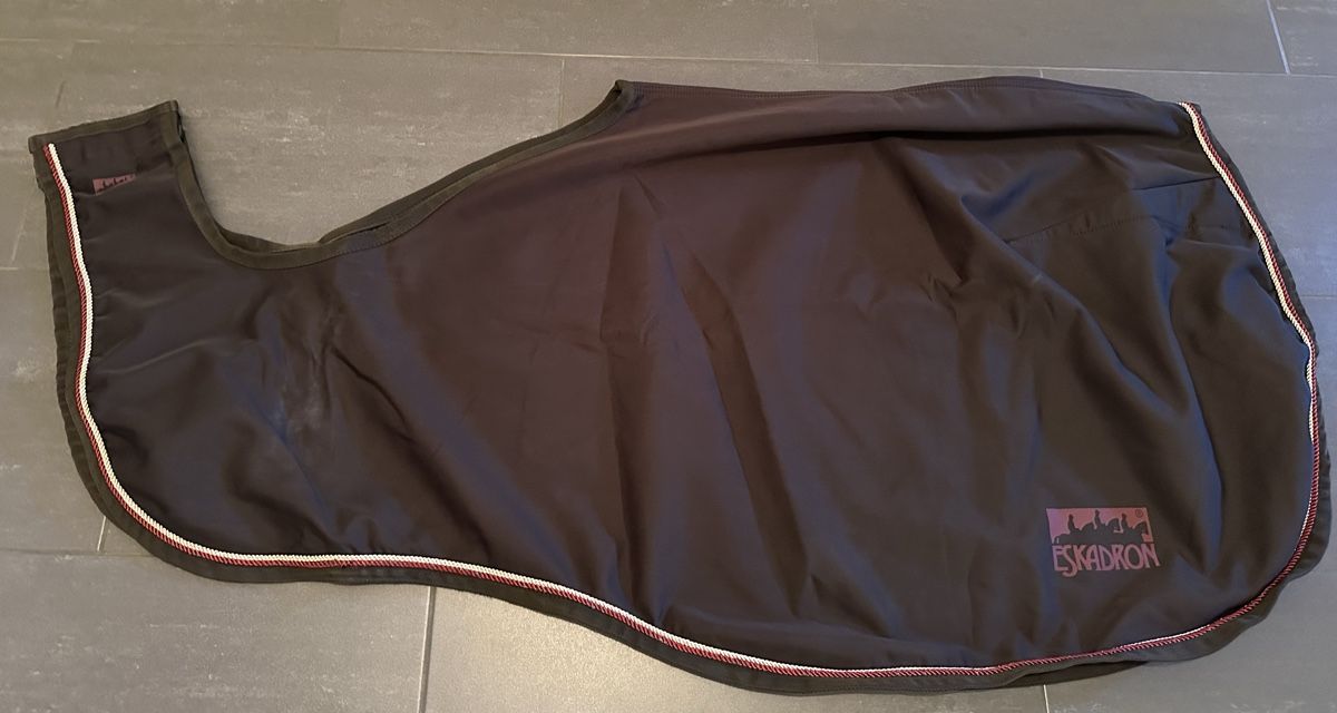 Eskadron Coperte: Eskdron Ausreitdecke aus Softshell – Usato da Ettingen venduto da Tepi0