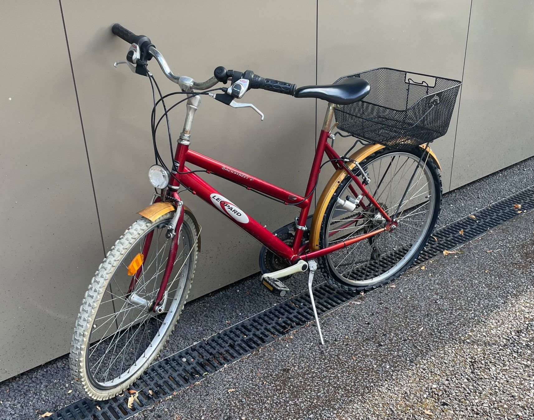 Leopard Biciclette: Damenvelo Leopard rot mit Korb, gebraucht – Usato da Erlinsbach venduto da MS2G