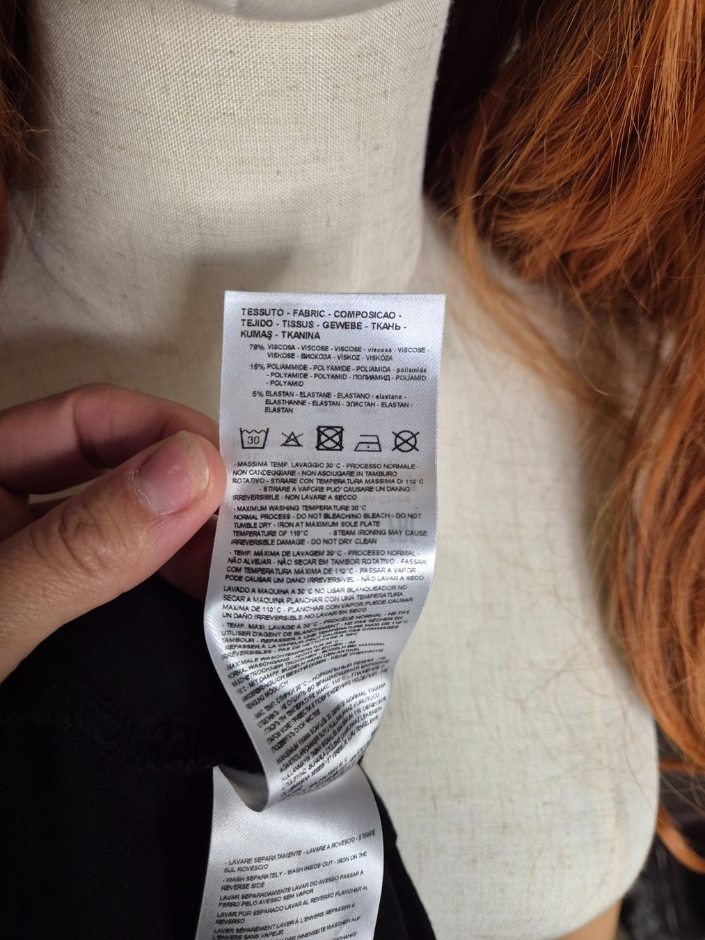 Armani Kleider: Kleines schwarzes Kleid von Armani Exchange – Gebraucht aus Leissigen von ali_k9v8 8