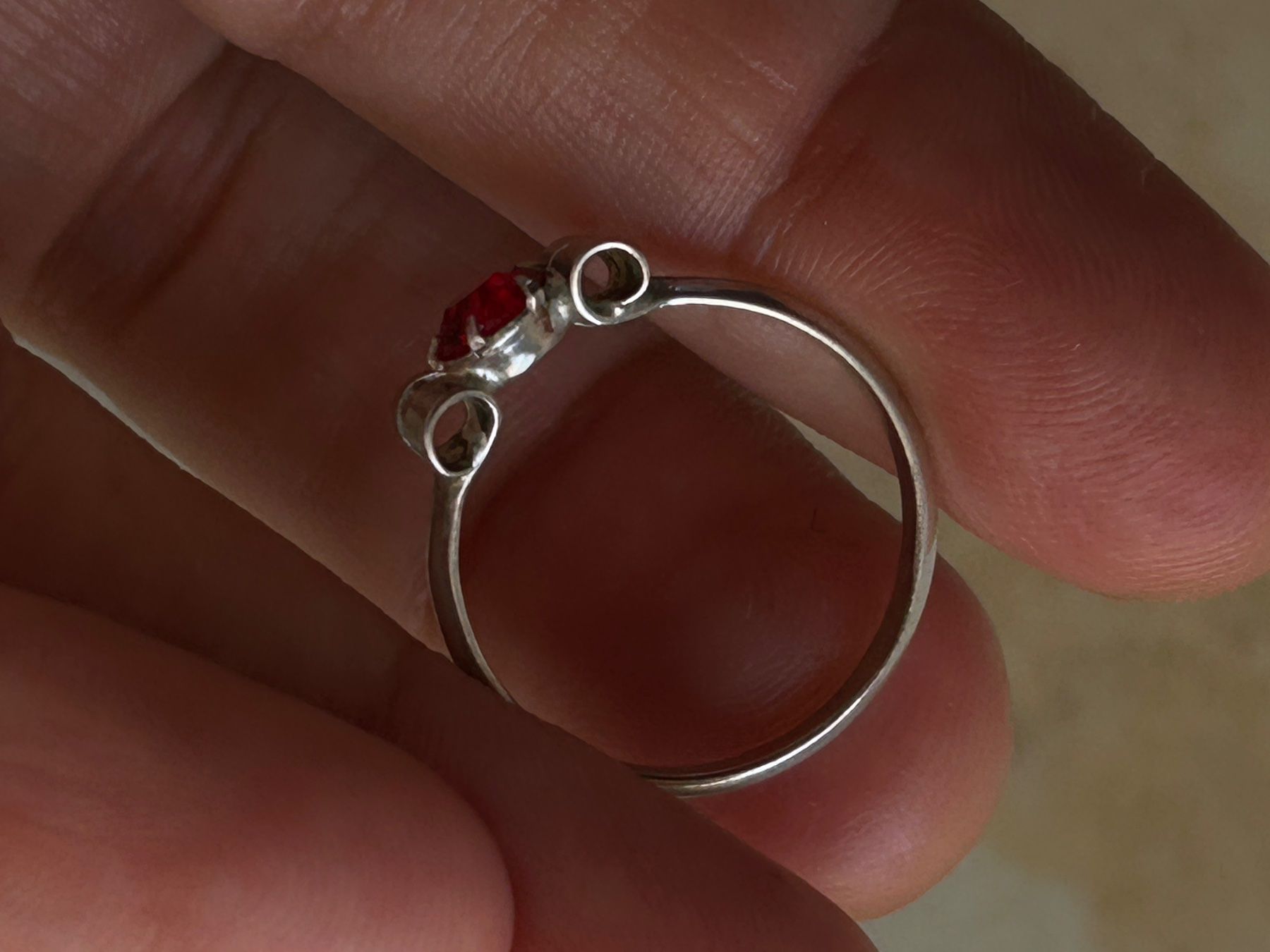 Anelli: Süsser Vintage Ring mit rotem Stein, Grösse 55 – Usato da Laufen venduto da Bellavitaboom 1