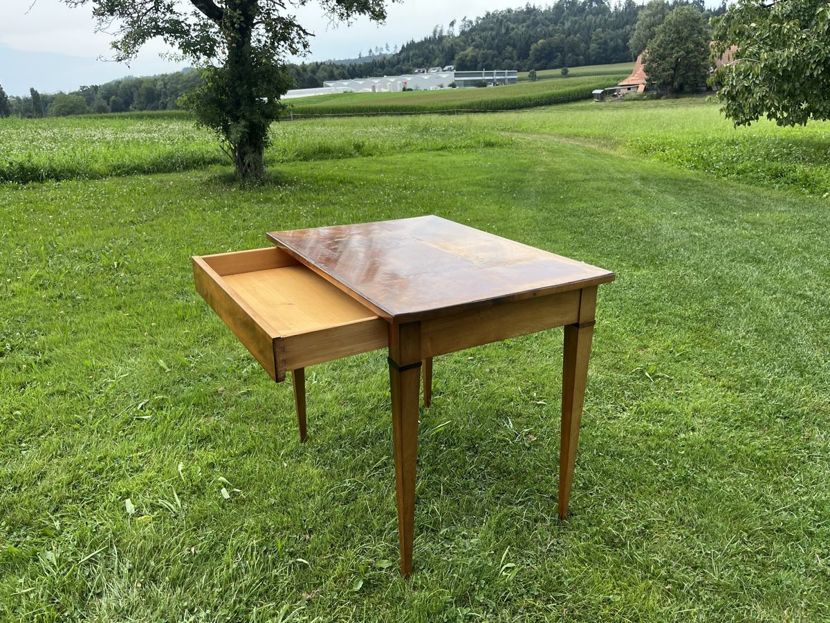 Tische: Tisch mit Schublade Massiv Holz – Gebraucht aus Allmendingen b. BE von  7