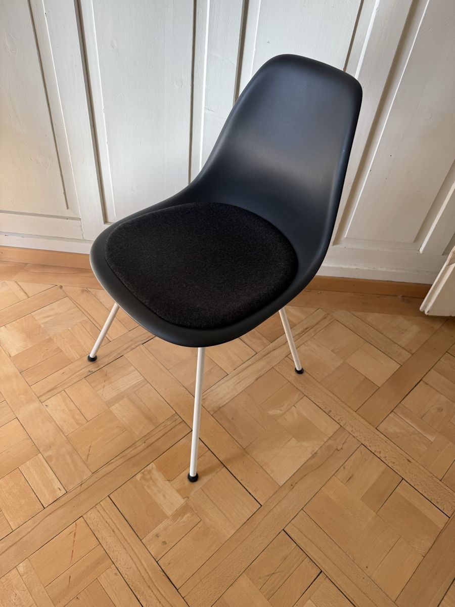 Vitra Chaises: Vitra Eames Plastic Chair 730 – D'occasion à Zürich par MoGe