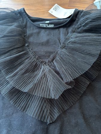 Schickes H&M Langarmshirt mit Rüschen, Gr. 134/140 Neu!