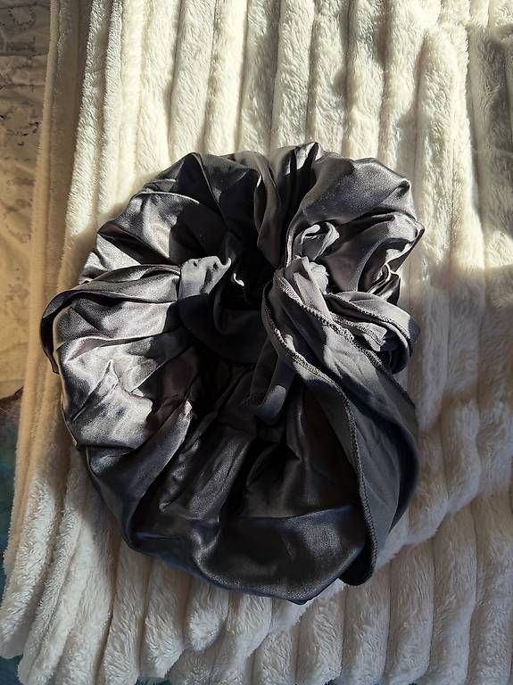 Accessori per capelli: Set aus Seidenhaube, Lockenstab, Scrunchie – Usato da Chur venduto da van_6qs7 4